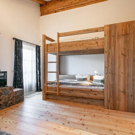 Kitzlodge S *